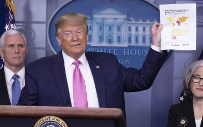 Trump extiende las pautas de seguridad de coronavirus ya que los asesores predicen el elevado número de muertes en los EE. UU.