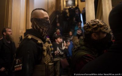 Manifestantes armados protestan en el Capitolio en Michigan contra el confinamiento