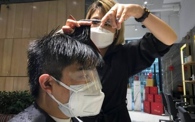 Cortes de cabello gratis para protestar contra la orden de quedarse en casa