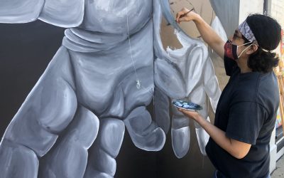 Latino embellece negocio destruido por protestas