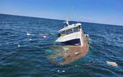 ¡Por poco! La Guardia Costera rescata a 5 personas y un perro que se hundían
