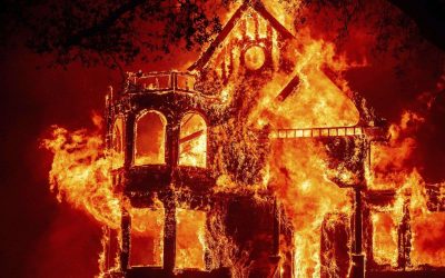 Dos nuevos incendios en California arrasan con casi 10,000 acres en un solo día. Las llamas obligan a evacuar un hospital