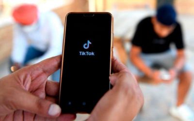 Bebé “roba” el celular a su mamá y se hace tremendamente viral en TikTok