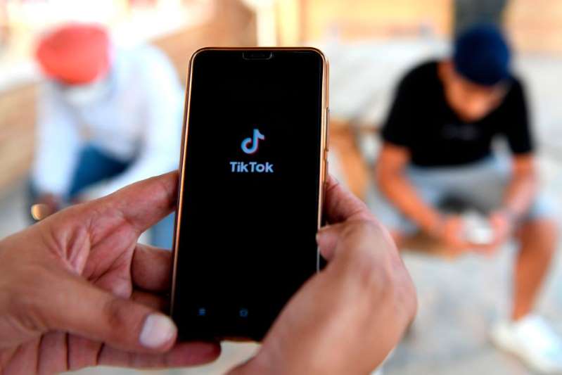 Bebé “roba” el celular a su mamá y se hace tremendamente viral en TikTok