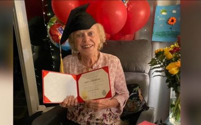 Abuela de 93 años recibió su diploma de secundaria en Nueva York