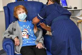Una mujer de 90 años del Reino Unido es la primera persona en recibir la vacuna de Pfizer contra el COVID-19