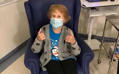 Mujer de 90 años que recibió primero la vacuna de Pfizer dice que se siente estupendamente