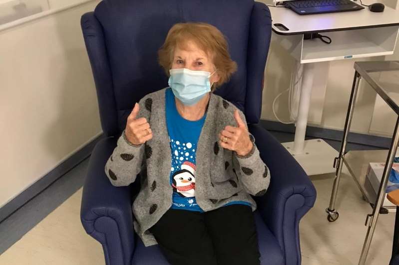 Mujer de 90 años que recibió primero la vacuna de Pfizer dice que se siente estupendamente