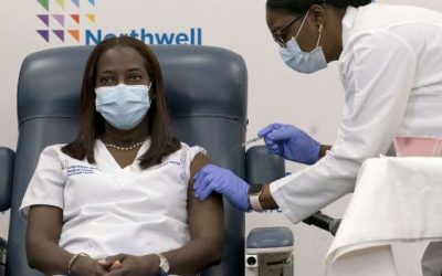 Una enfermera de Nueva York es la primera en recibir la vacuna de Pfizer contra el coronavirus en Estados Unidos