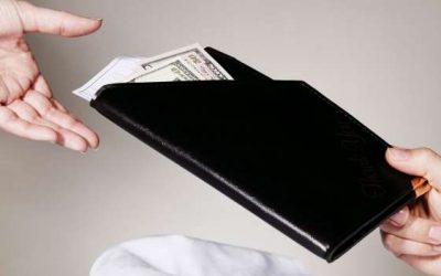 Una mesera en Texas recibe una propina de $2,000 pero su restaurante quiere quedarse el dinero