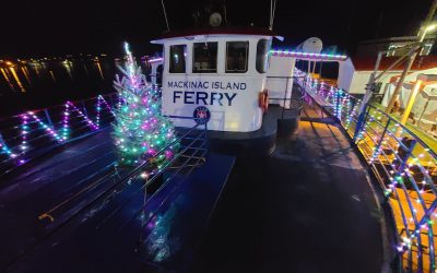 El ferry de invierno de la isla Mackinac se deleita con las luces navideñas y el árbol de Navidad en la cubierta
