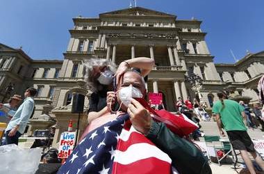 Juez desestima los cargos contra 6 peluqueros en protesta en Michigan