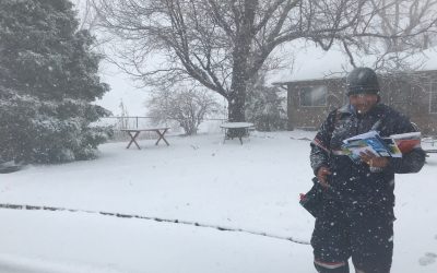 Los repartidores de correo luchan contra el frío brutal para hacer entregas