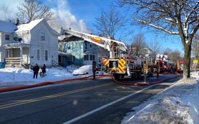 Los bomberos luchan contra un incendio masivo en una casa en Grand Rapids