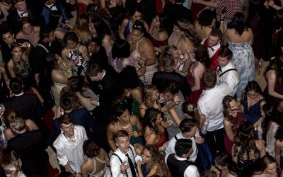 Las fiestas de Prom salen al aire libre tradicional en el segundo año de pandemia en Michigan