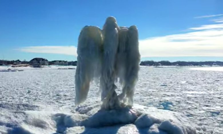 Aparece un ‘ángel de hielo’ a orillas del lago Michigan